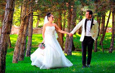 Wedding couple in forest